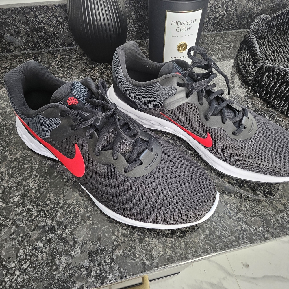 Nike Men's Black and Red Athletic Shoes